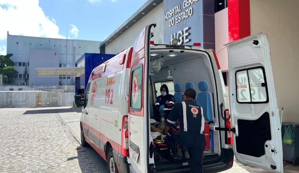 Jovem fica em estado grave após colisão entre moto e caminhão em Matriz do Camaragibe