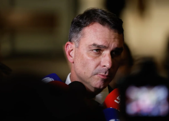 Após publicação de acórdão, Flávio Bolsonaro sobe o tom contra Moraes