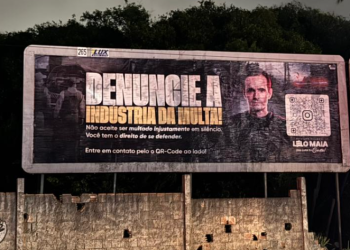 Deputado Lelo Maia instala outdoors em Maceió alertando sobre “indústria da multa”