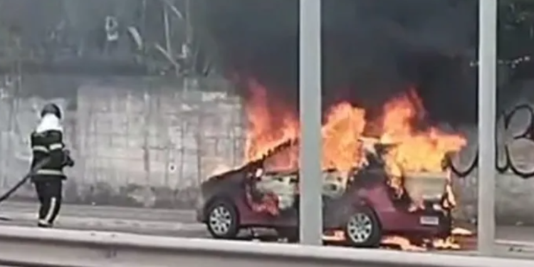 Carro fica totalmente destruído após pegar fogo próximo à Ufal, em Maceió