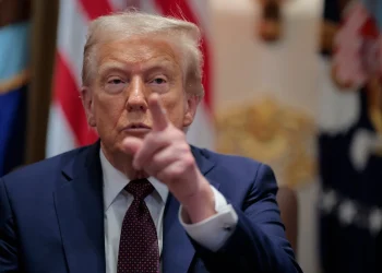 Trump impõe tarifa extra de 10% a produtos do Canadá