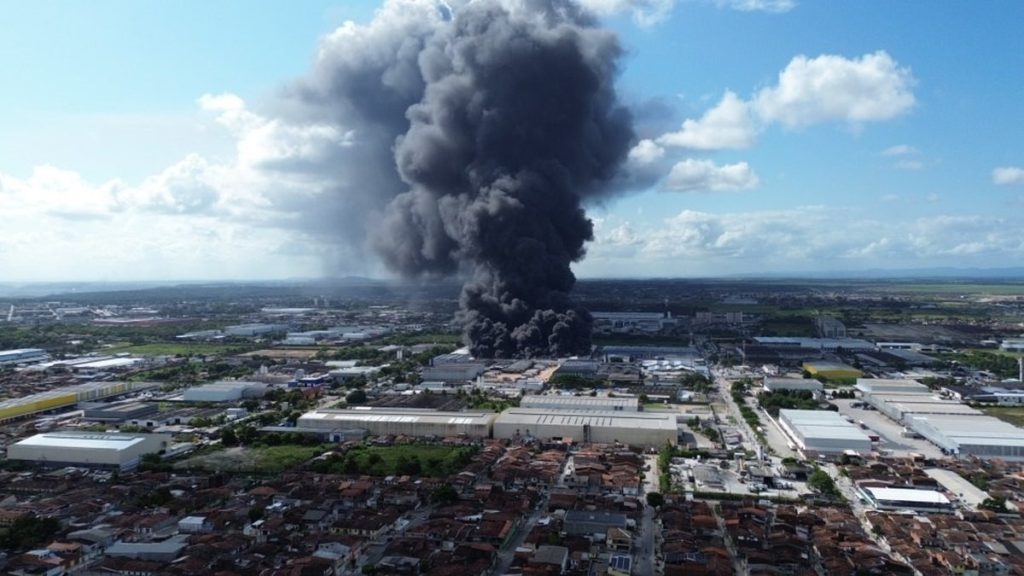 Incêndio de grandes proporções atinge fábrica de descartáveis em Maceió