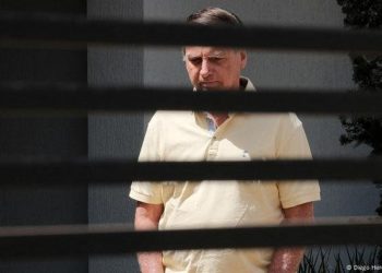 Moraes mantém prisão domiciliar de Bolsonaro e cita risco de fuga