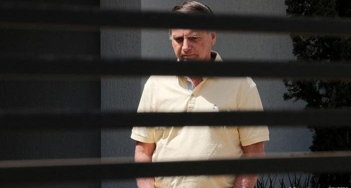 Moraes mantém prisão domiciliar de Bolsonaro e cita risco de fuga