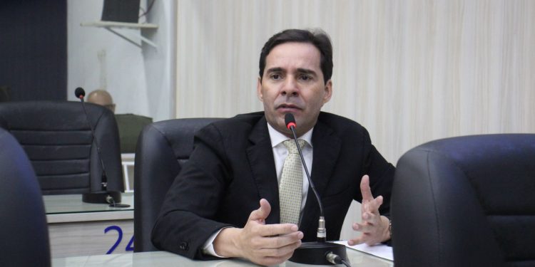 Kelmann critica abandono da saúde estadual e venda de imóvel do CAPS II em Maceió