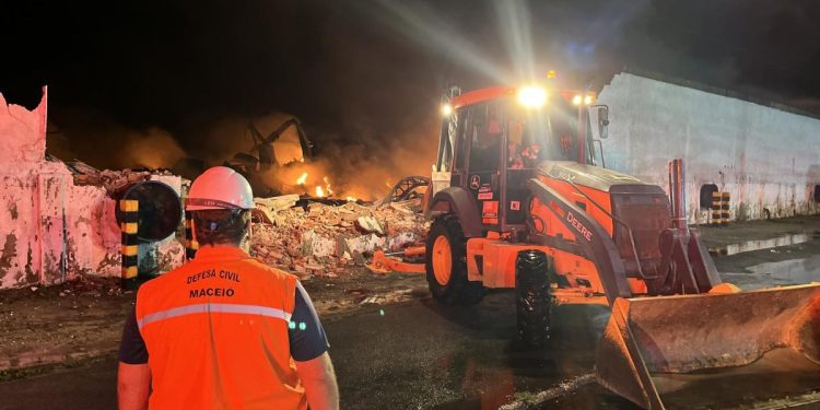 Galpão de fábrica de plástico atingida por incêncio terá que ser demolido