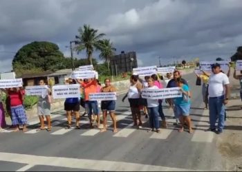 Moradores bloqueiam BR-104 em Rio Largo e denunciam falhas em casas do Minha Casa, Minha Vida