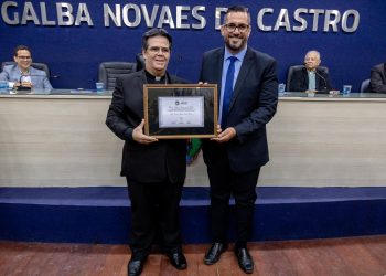 Leonardo Dias entrega Título de Cidadão Honorário de Maceió a Dom Beto Breis