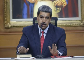 Após envio de porta-aviões, Maduro acusa EUA de “inventar guerra”
