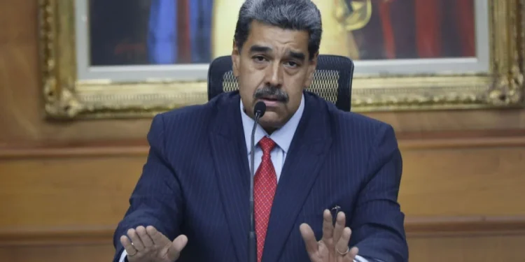 Após envio de porta-aviões, Maduro acusa EUA de “inventar guerra”