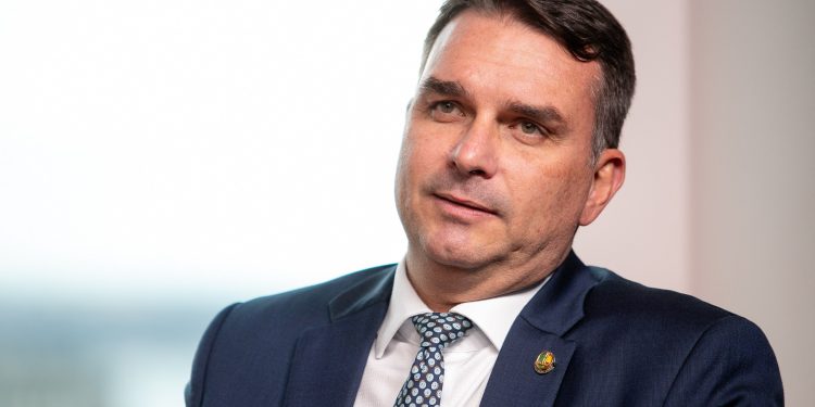 Líder do PT aciona STF contra Flávio Bolsonaro por “incitar intervenção estrangeira”