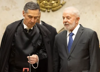 Lula assina aposentadoria de Barroso, que deixa o STF no sábado