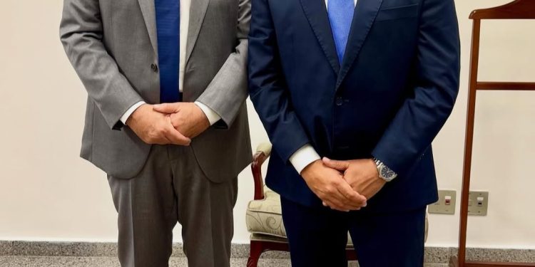 Prefeito de Viçosa se encontra com senador Renan Calheiros em Brasília em busca de investimentos no município