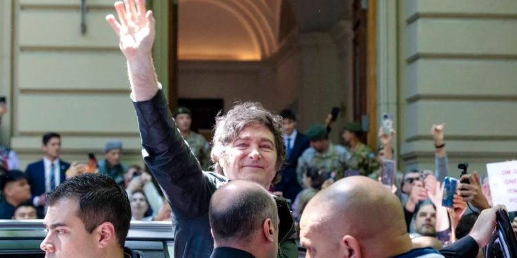 Milei tem vitória nas urnas na Argentina e amplia bancada legislativa