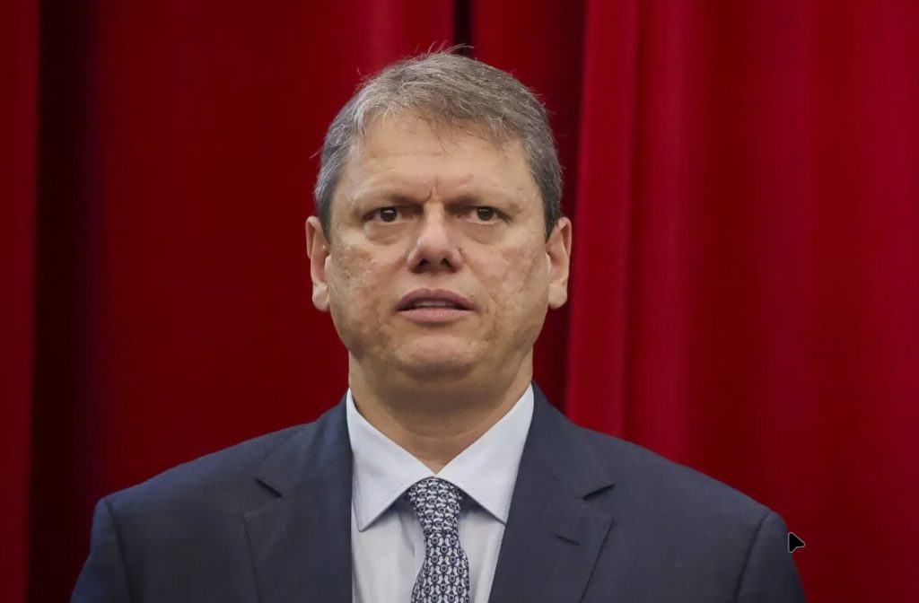 Tarcísio avisa Centrão que só decidirá sobre candidatura em fevereiro