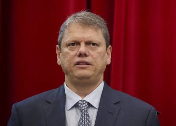 Tarcísio avisa Centrão que só decidirá sobre candidatura em fevereiro