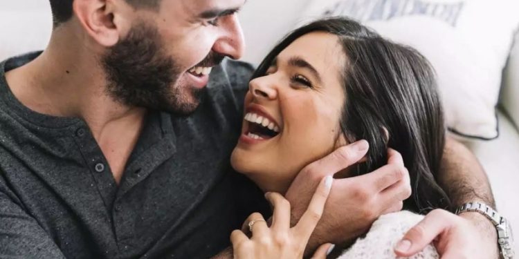 Estudo revela que casais que se “zoam” têm relacionamentos mais felizes