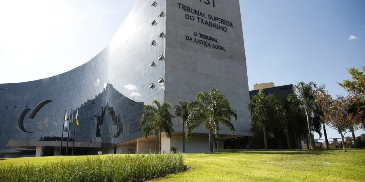 Empresa é condenada por coagir funcionários a votarem em Bolsonaro