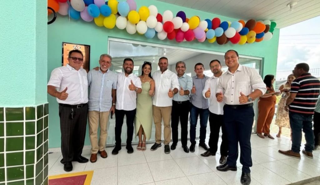 No aniversário de Viçosa, prefeito João Victor entrega reforma de escola