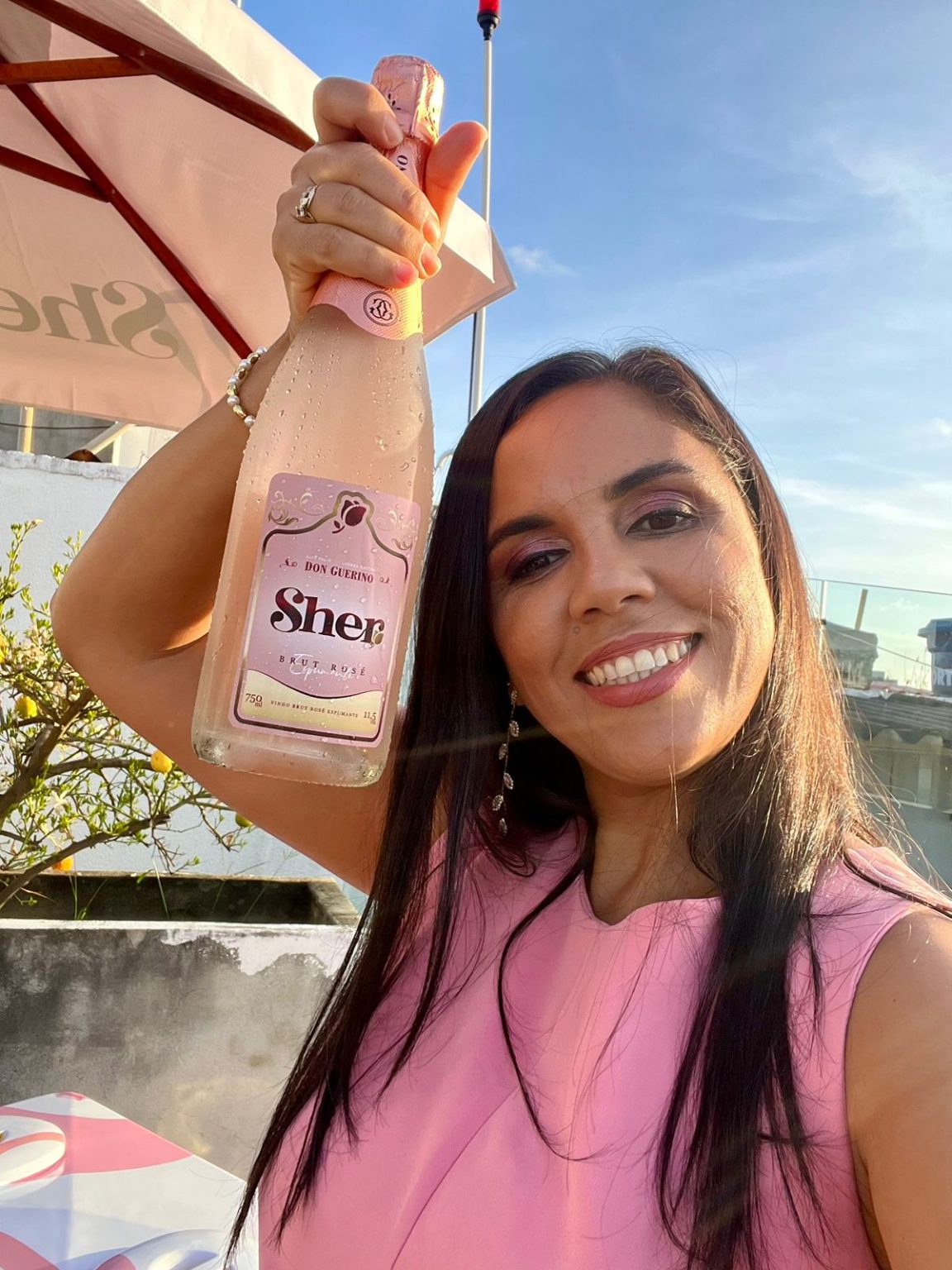 Jornalista lança espumante Sher em clima de confraternização