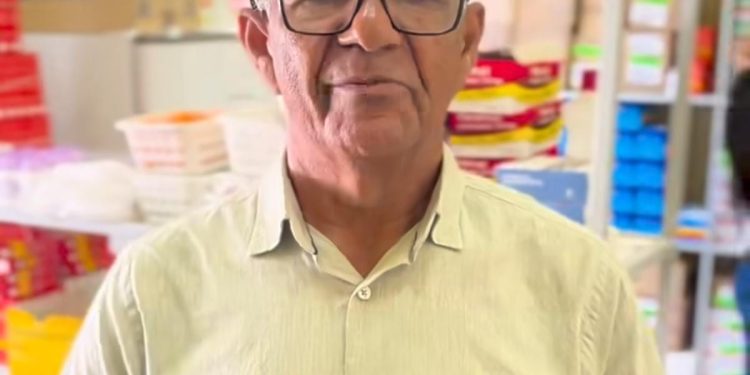 Prefeito Déo acompanha chegada de novos medicamentos em Japaratinga