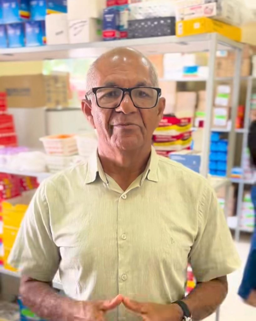 Prefeito Déo acompanha chegada de novos medicamentos em Japaratinga