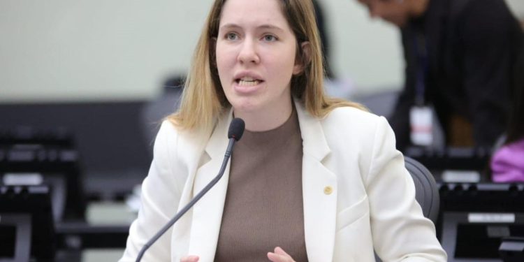 Cibele Moura solicita apoio de colegas para aprovação de projeto que protege mulheres grávidas em cursos militares