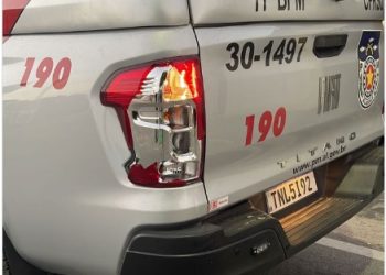 Motociclista sem habilitação é autuado após colidir contra viatura