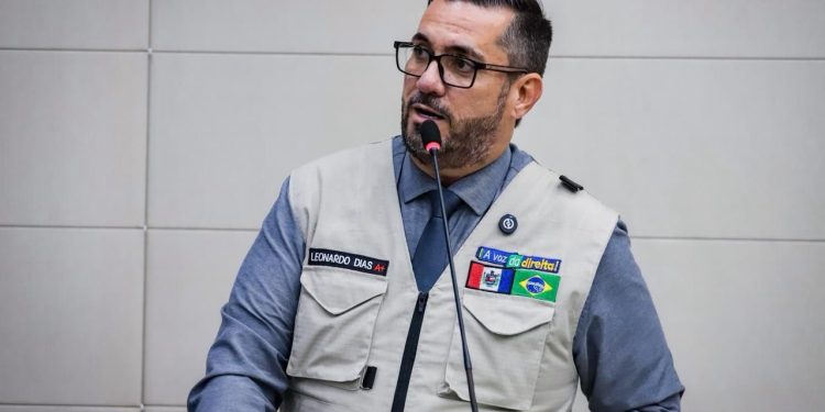 Novo regimento interno da Câmara de Maceió pode proibir a jaqueta de Leonardo Dias no plenário