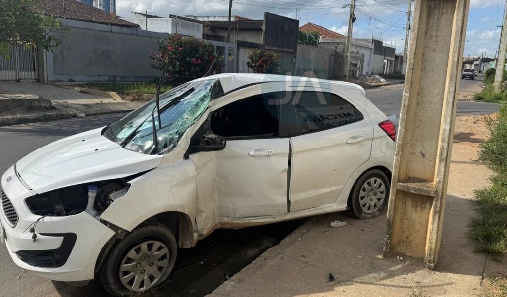 Motorista perde controle de veículo e atinge poste em Arapiraca