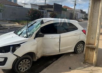 Motorista perde controle de veículo e atinge poste em Arapiraca