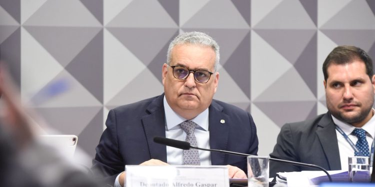Alfredo Gaspar denuncia “blindagem de criminosos” e pede prisão preventiva de empresário ligado ao Careca do INSS na CPMI