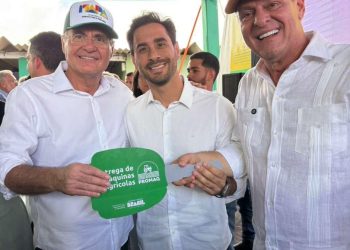 Prefeito de Santana do Mundaú reforça frota de veículos com nova retroescavadeira