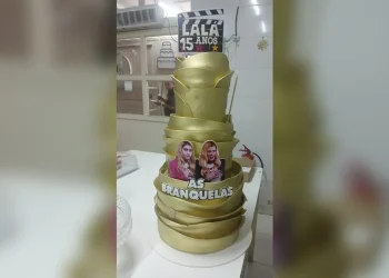 Tema de filme: veja o bolo de 15 anos da filha caçula de Bolsonaro