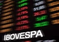 Ibovespa atinge novo recorde após encontro entre Lula e Trump; dólar recua para R$ 5,37