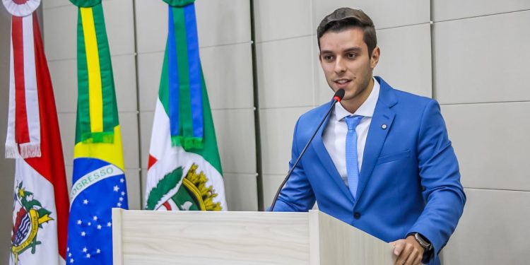 Caio Bebeto incentiva jovens a participarem do Programa Prepara Jovem