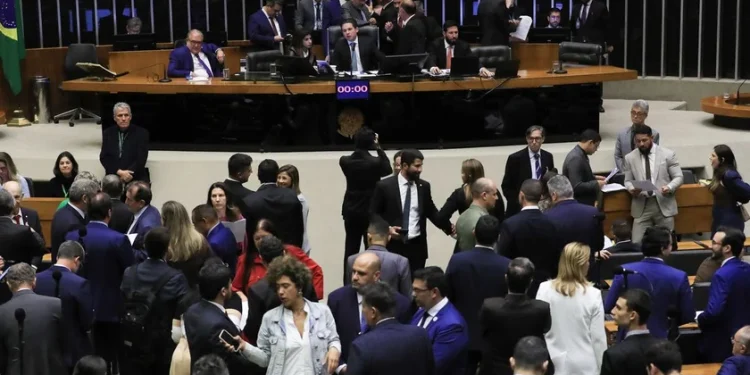 Câmara aumenta penas para crimes como extorsão e escudo humano