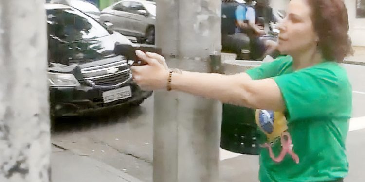 Carla Zambelli tem condenação por perseguição armada confirmada pelo STF