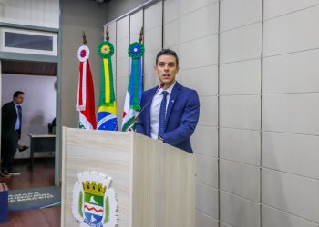 Caio Bebeto denuncia cartilha com conteúdo sobre sexualidade em escola estadual de Maceió