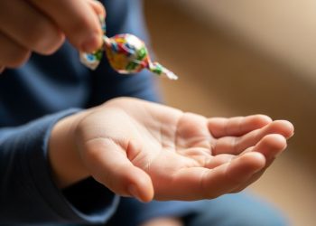 Criança de 9 anos é internada na UTI após comer bala de goma dada por estranho em shopping