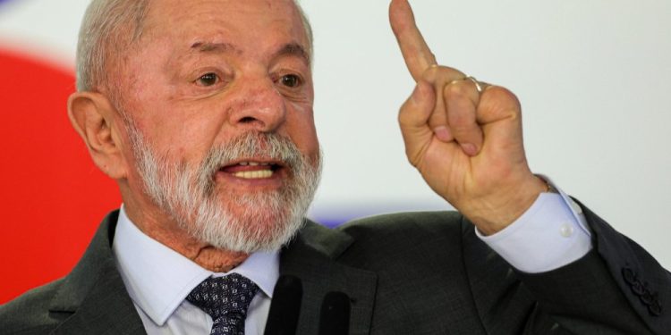 Pesquisa aponta que 42% dos brasileiros veem Lula fortalecido após reunião com Trump