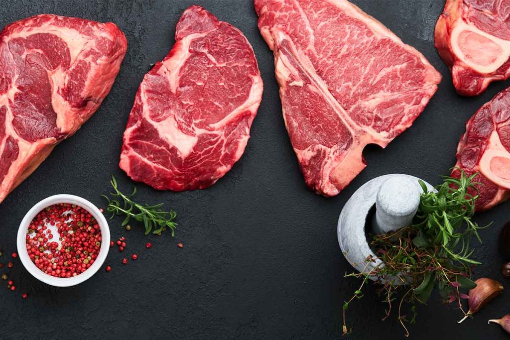 Lavar carnes antes do preparo pode aumentar o risco de contaminação, alerta Ministério da Saúde