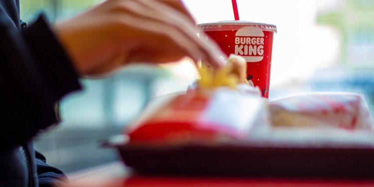 Burger King vai distribuir lanches de graça em 31/10; você só precisa cumprir um requisito