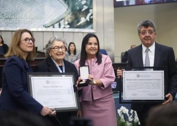 Deputada Fátima Canuto homenageia Virgínia Lyra com Medalha Lily Lages e título de Cidadã Honorária de Alagoas