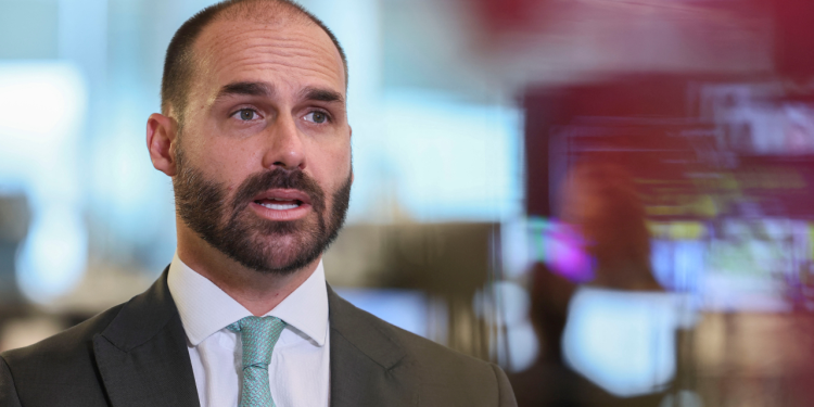 DPU solicita notificação internacional de Eduardo Bolsonaro antes de assumir sua defesa no STF