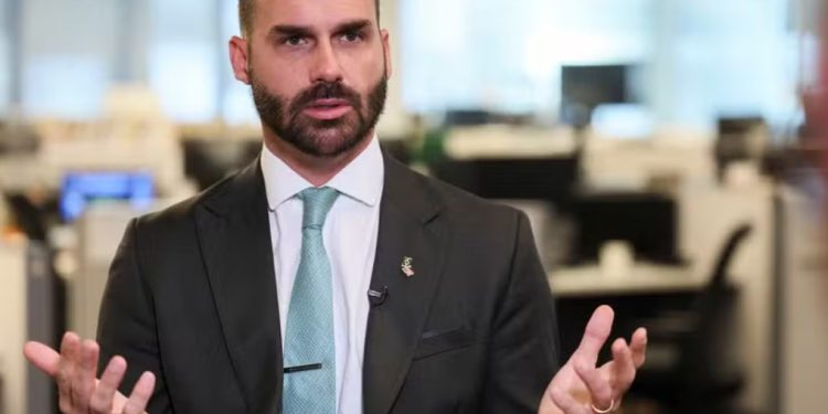 Eduardo Bolsonaro critica encontro entre Lula e Trump e chama reação positiva de “narrativa tosca”