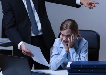 Indenização por Assédio: Funcionária com TDAH ganha R$ 20 mil após receber “Troféu de Lerda”