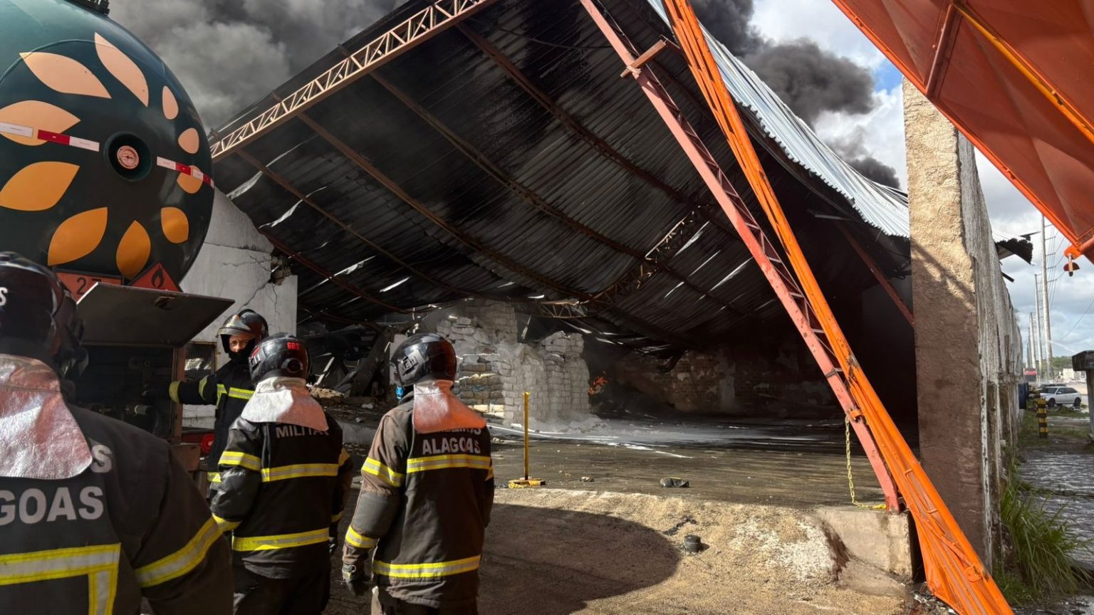 Incêndio provoca desabamento de cobertura em fábrica de Maceió