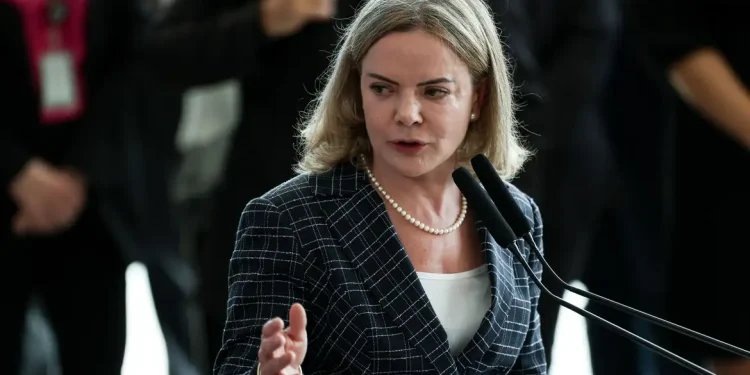 Gleisi Hoffmann cobra do Congresso aprovação da PEC da Segurança após operação no Rio