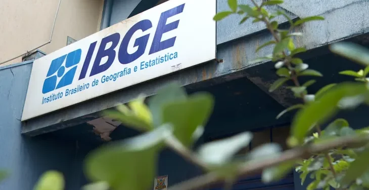 IBGE anuncia concurso com 9.580 vagas temporárias; edital sai em novembro e provas serão em 2026